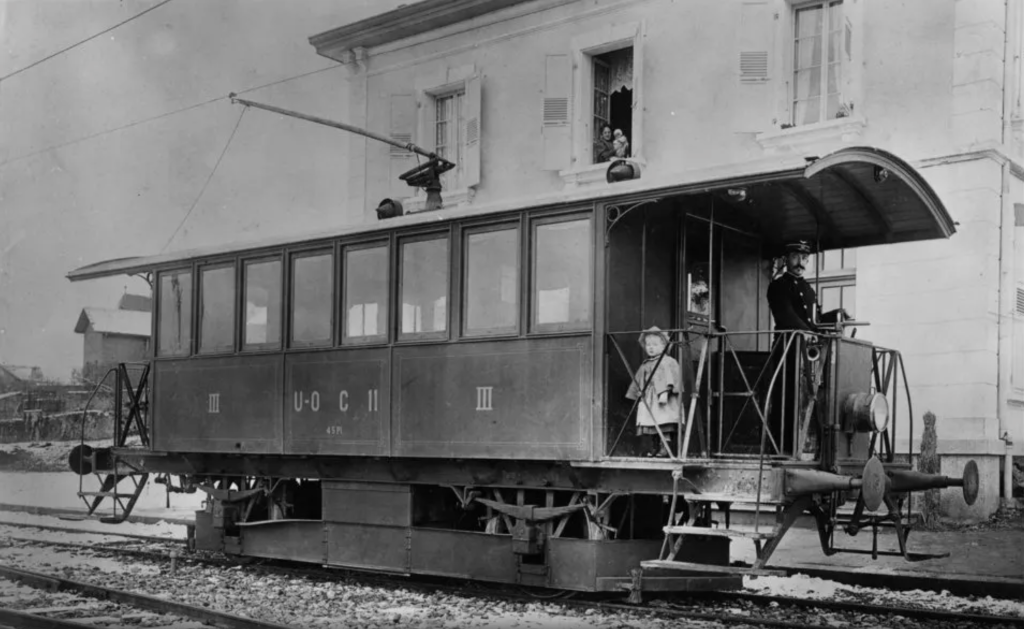 La première automotrice mise en service en 1894, en gare d'Orbe, au début du XXe siècle. Elle se trouve aujourd'hui au Musée des Transports de Lucerne. La première automotrice mise en service en 1894, en gare d'Orbe, au début du XXe siècle. Elle se trouve aujourd'hui au Musée des Transports de Lucerne.